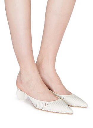 模特儿示范图 - 点击放大 - CULT GAIA - Alia圆形粗跟镂空真皮穆勒鞋