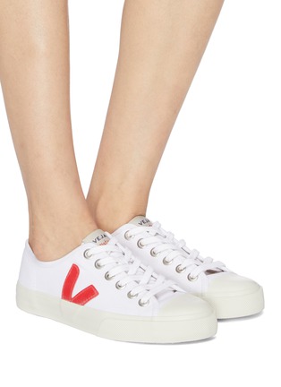 模特儿示范图 - 点击放大 - VEJA - Wata V字拼贴有机棉帆布运动鞋