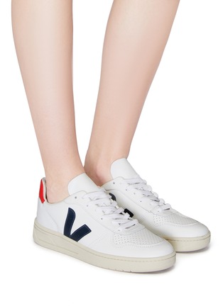 模特儿示范图 - 点击放大 - VEJA - V-10 V字拼贴真皮运动鞋
