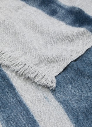 细节 –点击放大 - ANDRÉ FU LIVING - Salisburgo初剪羊毛混羊绒毛毯－深蓝色及灰色
