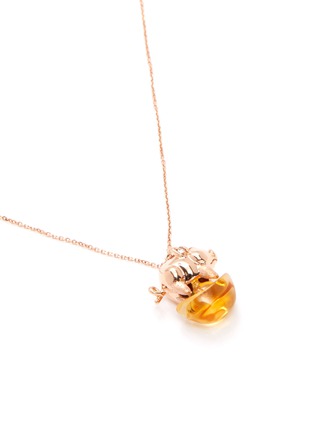 模特儿示范图 - 点击放大 - BAO BAO WAN - 黄晶钻石小猪元宝造型18k玫瑰金项链
