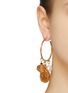 模特儿示范图 - 点击放大 - OSCAR DE LA RENTA - 人造珍珠及硬币吊坠不对称耳环