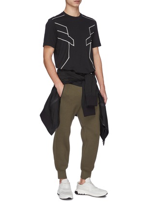 模特儿示范图 - 点击放大 - BLACKBARRETT - 拼色几何条纹棉混莫代尔面料T恤