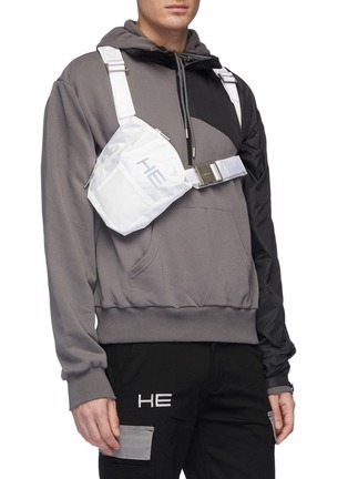 模特儿示范图 - 点击放大 - HELIOT EMIL - 品牌名称网眼布拼接搭带胸包