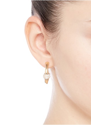 模特示范图 - 点击放大 - CHLOÉ - 'Darcey' Swarovski crystal pavé half hoop earrings