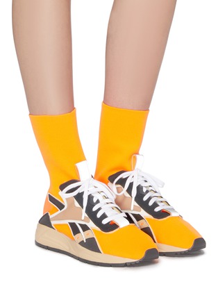 模特儿示范图 - 点击放大 - VICTORIA BECKHAM - x Reebok Bolton拼接设计针织袜式运动鞋