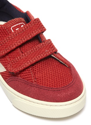 细节 - 点击放大 - VEJA - V-12幼儿款V字拼贴网眼布运动鞋