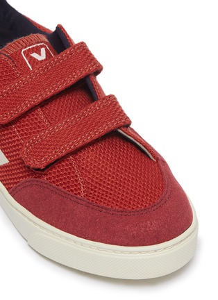 细节 - 点击放大 - VEJA - V-12儿童款V字拼贴网眼布运动鞋