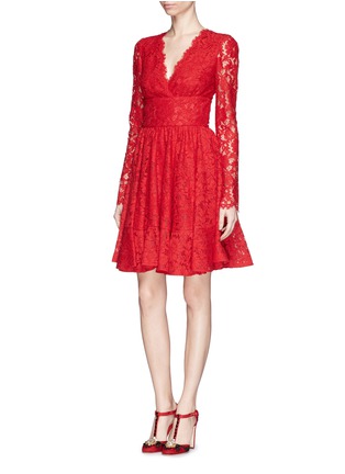 模特示范图 - 点击放大 - DOLCE & GABBANA - V领蕾丝连衣裙
