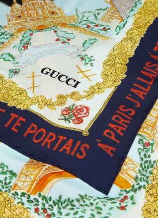 细节 - 点击放大 - GUCCI - 法文标语建筑图案真丝斜纹布围巾