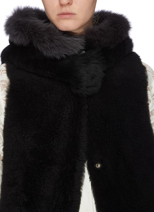 模特儿示范图 - 点击放大 - KARL DONOGHUE - x Saga Furs®狐毛点缀皮毛一体兜帽