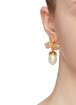 模特儿示范图 - 点击放大 - OSCAR DE LA RENTA - 人造珍珠及仿水晶点缀橡子叶吊坠夹耳耳环