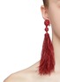 模特儿示范图 - 点击放大 - OSCAR DE LA RENTA - 珠饰羽毛吊坠夹耳耳环