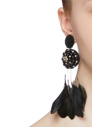 模特儿示范图 - 点击放大 - OSCAR DE LA RENTA - 珠饰羽毛吊坠人造珍珠夹耳耳环