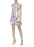 模特示范图 - 点击放大 - ALICE + OLIVIA - Kirby荷叶边花卉图案连衣裙