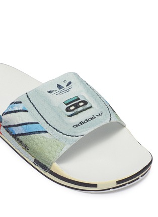 细节 - 点击放大 - ADIDAS X RAF SIMONS - Micro Adilette品牌logo磁带图案纹理真皮拖鞋