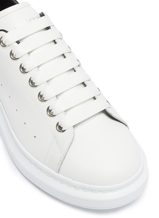 细节 - 点击放大 - ALEXANDER MCQUEEN - Oversized Sneaker logo刺绣铆钉点缀小牛皮厚底运动鞋