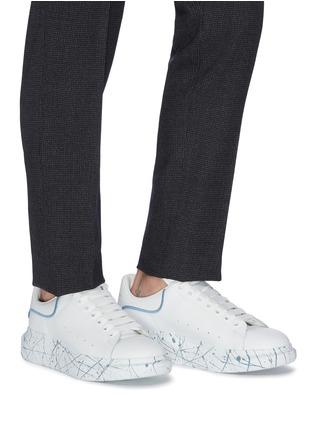模特儿示范图 - 点击放大 - ALEXANDER MCQUEEN - Oversized Sneaker拼色泼墨鞋底真皮运动鞋