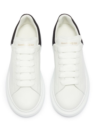 模特儿示范图 - 点击放大 - ALEXANDER MCQUEEN - 'Kids Oversized Sneaker' in leather with suede collar
