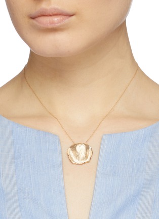 模特儿示范图 - 点击放大 - SARAH & SEBASTIAN - 'Large Leaf' 10k yellow gold pendant necklace