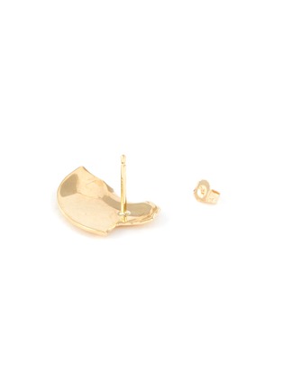 细节 - 点击放大 - SARAH & SEBASTIAN - 'Chasm Disc' 10k yellow gold mismatched stud earrings