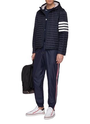 模特儿示范图 - 点击放大 - THOM BROWNE - 三色条纹布饰抽绳休闲裤