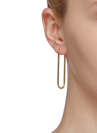 模特儿示范图 - 点击放大 - CHARLOTTE LEBECK - Ellie 18k镀金U形纯银耳环