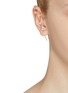 模特儿示范图 - 点击放大 - CHARLOTTE LEBECK - Ella Pin淡水珍珠点缀18k镀金纯银耳环