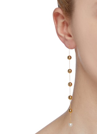 模特儿示范图 - 点击放大 - CHARLOTTE LEBECK - Lula 18k镀金纯银珠饰及淡水珍珠吊坠耳环