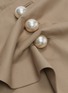 细节 - 点击放大 - KIMHĒKIM - VENUS珍珠钮扣褶裥仿包裹式半裙