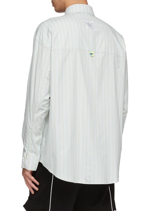 背面 - 点击放大 - MAISON KITSUNÉ - x ADER error搭叠品牌名称条纹纯棉衬衫