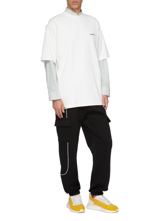 模特儿示范图 - 点击放大 - MAISON KITSUNÉ - x ADER error搭叠品牌名称条纹纯棉衬衫