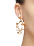 模特儿示范图 - 点击放大 - OSCAR DE LA RENTA - 人造珍珠郁金香金属耳环