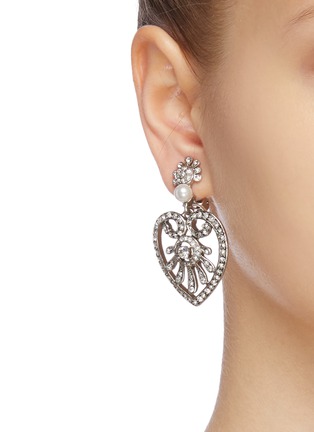 模特儿示范图 - 点击放大 - OSCAR DE LA RENTA - 人造珍珠及仿水晶爱心金属吊坠耳环