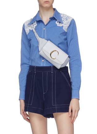 模特儿示范图 - 点击放大 - CHLOÉ - Chloé C绒面皮拼接真皮腰包
