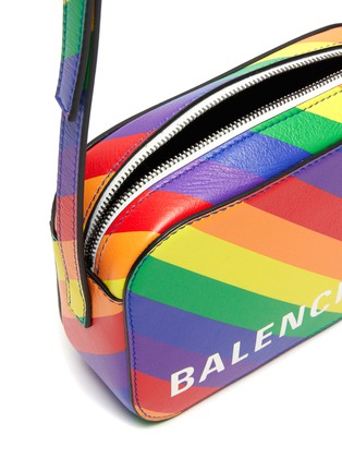 细节 - 点击放大 - BALENCIAGA - Ville Camera XS品牌名称彩虹条纹小牛皮相机包