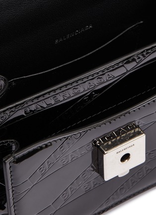 细节 - 点击放大 - BALENCIAGA - Sharp XS logo压纹漆皮手提包