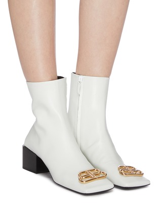 模特儿示范图 - 点击放大 - BALENCIAGA - BB金属缀饰真皮方头粗跟短靴