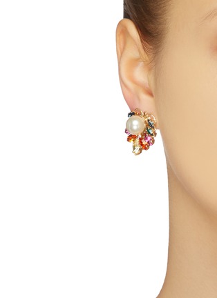 模特儿示范图 - 点击放大 - ANTON HEUNIS - 仿水晶人造珍珠镀18k金黄铜耳环