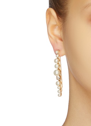 模特儿示范图 - 点击放大 - ANTON HEUNIS - 仿水晶及人造珍珠条状镀18k金黄铜耳环