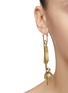 模特儿示范图 - 点击放大 - ELLERY - Thrillest Commercial Ornamental Pin人造珍珠坚果造型及金属片耳环