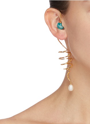 模特儿示范图 - 点击放大 - EJING ZHANG - Santolina纱线树脂淡水珍珠镀金单只耳挂