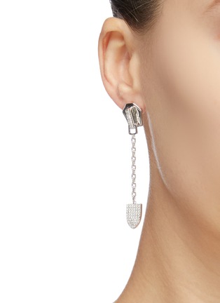 模特儿示范图 - 点击放大 - BITTERSWEET - Zipper III锆石拉链造型纯银单只耳环