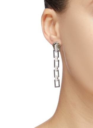 模特儿示范图 - 点击放大 - BITTERSWEET - Zipper II锆石拉链造型纯银耳环