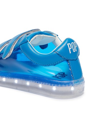 模特儿示范图 - 点击放大 - POP SHOES - Stanley EZ儿童款LED PVC拼接真皮运动鞋