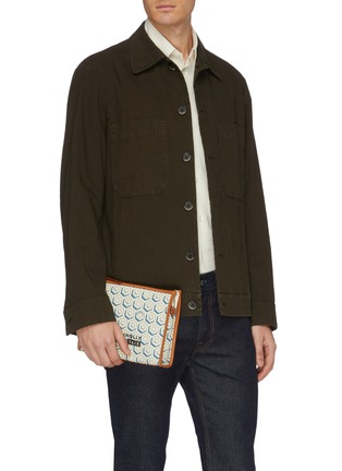 模特儿示范图 - 点击放大 - CONNOLLY - 拼接设计几何印花帆布手拿包