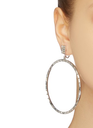 模特儿示范图 - 点击放大 - KENNETH JAY LANE - 仿水晶圆环造型夹耳耳环