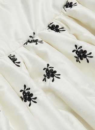 细节 - 点击放大 - MÄRCHEN - 花卉刺绣绗缝褶裥露背吊带连衣裙