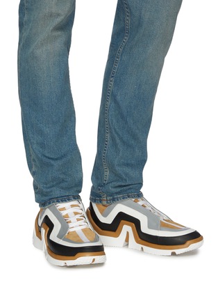 模特儿示范图 - 点击放大 - PIERRE HARDY - Vibe几何效果拼色小牛皮运动鞋