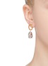 模特儿示范图 - 点击放大 - J. HARDYMENT - Silver Pearl珍珠造型吊坠黄铜圆环耳环